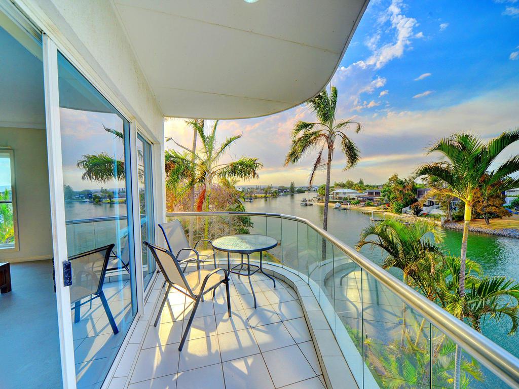 3br Broadbeach Lakefront Apartment - Accommodation ACT 0