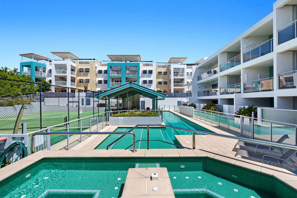 3BR Coolum Beach , Rooftop Terrace, Spa, Tennis, Pool - thumb 2