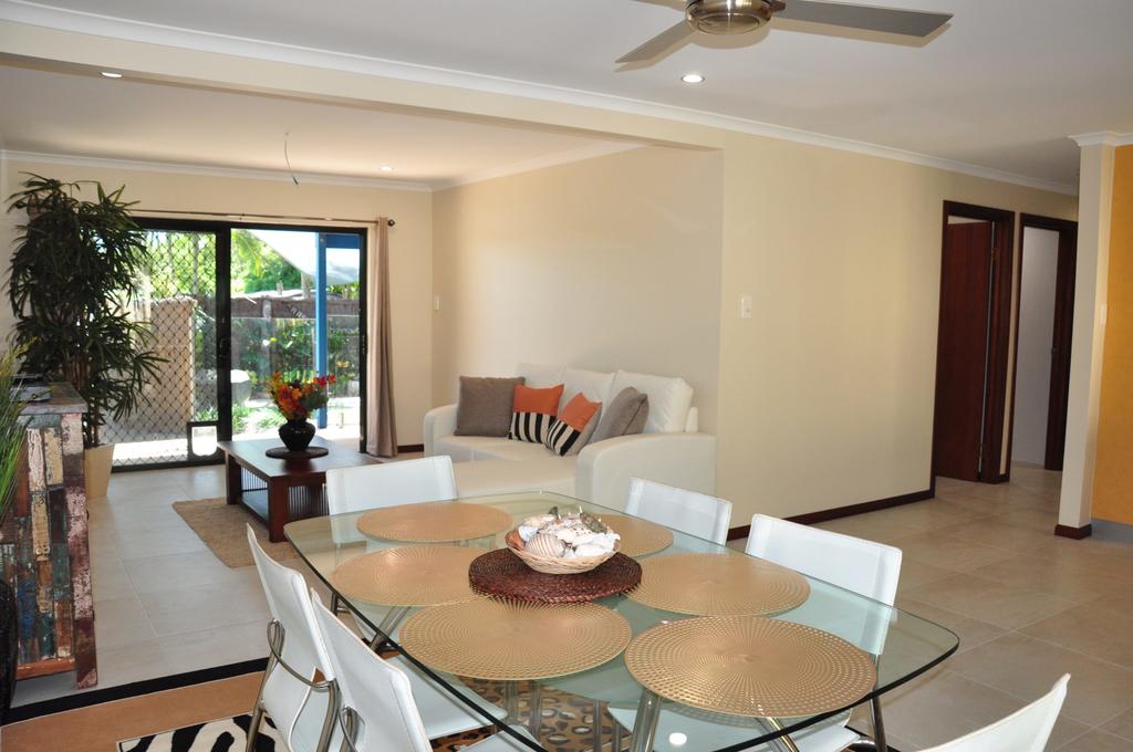 43 Double Island Drive - Two Level Holiday Home With Swimming Pool. Located Close To Beach And CBD - thumb 1