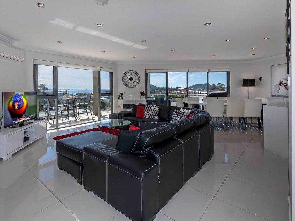 5 'Seaview' 9 Church Street - Huge Penthouse With Water Views And Lift - Accommodation Nelson Bay 2