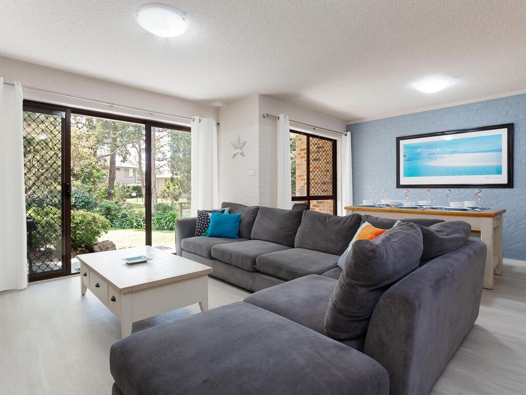 57 'BAY PARKLANDS', 2 GOWRIE AVE - GROUND FLOOR UNIT WITH POOL, TENNIS COURT & AIRCON - thumb 3