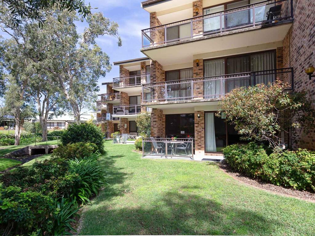 57 'BAY PARKLANDS', 2 GOWRIE AVE - GROUND FLOOR UNIT WITH POOL, TENNIS COURT & AIRCON - Accommodation ACT 0