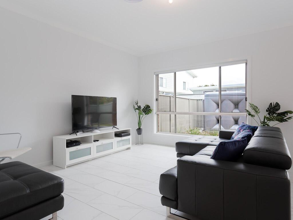 5B BENT STREET - LARGE HOUSE WITH DUCTED AIR CON, WIFI & FOXTEL - thumb 1