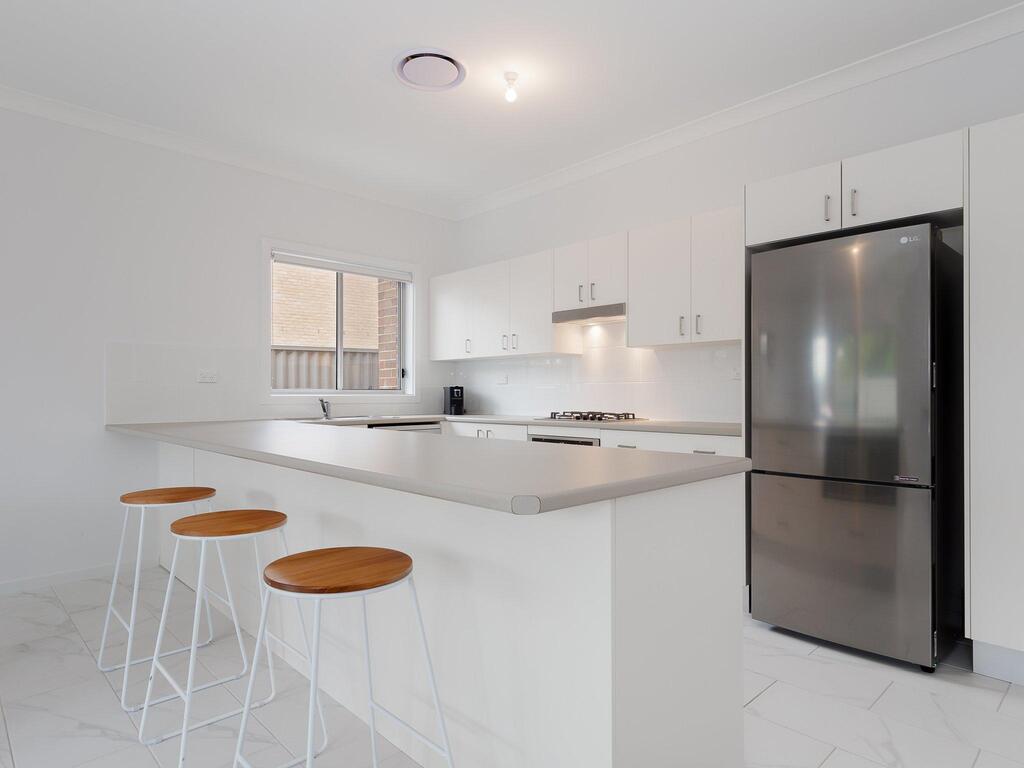 5B BENT STREET - LARGE HOUSE WITH DUCTED AIR CON, WIFI & FOXTEL - thumb 2
