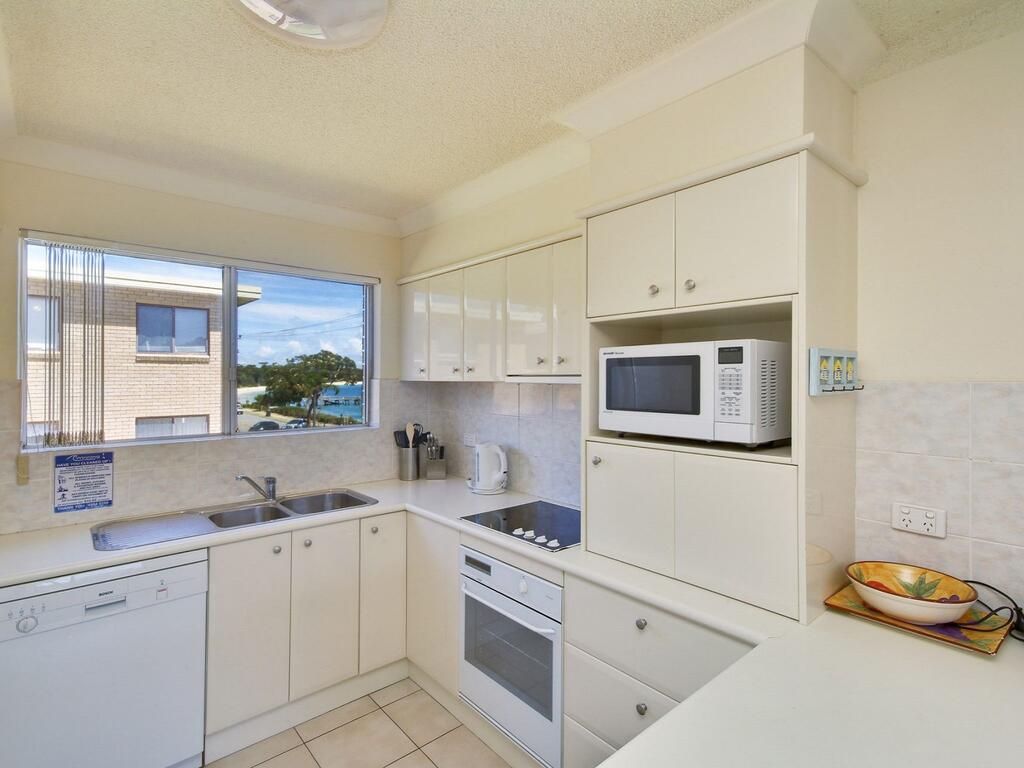6 'SHOAL TOWERS', 11 SHOAL BAY RD - STUNNING WATER VIEWS & PERFECT LOCATION - Accommodation ACT 2