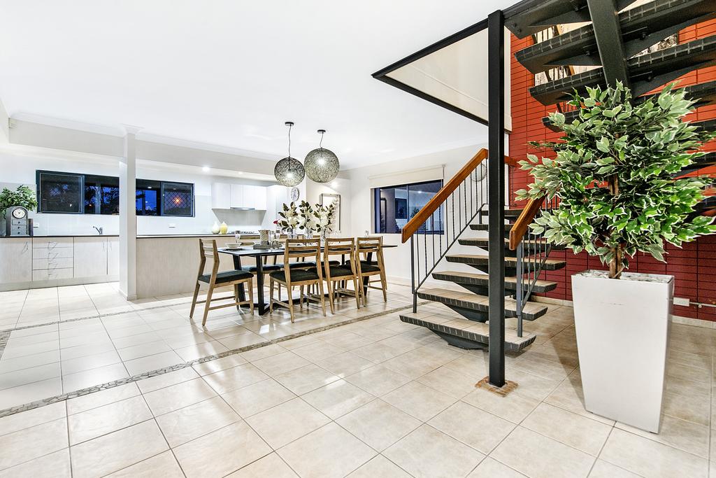 7 Bedroom Gold Coast Luxury Waterfront Home with Pool sleeps 20 - Accommodation in Surfers Paradise