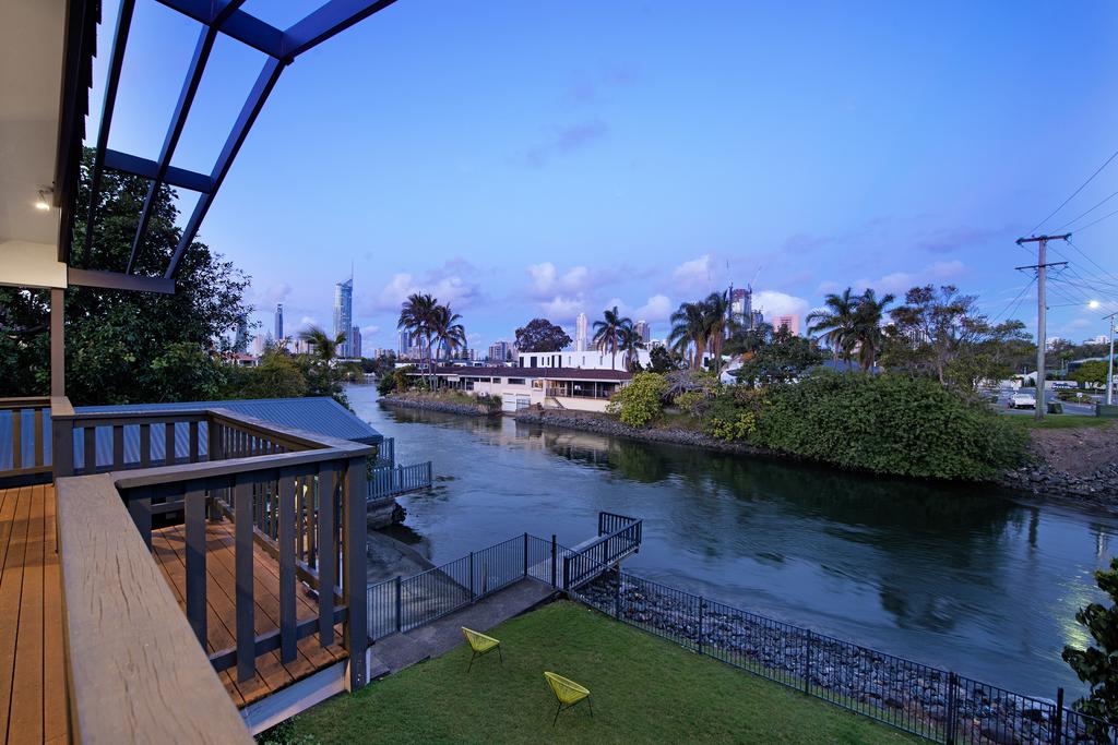 7 Bedroom Gold Coast Luxury Waterfront Home With Pool, Sleeps 20! - thumb 2