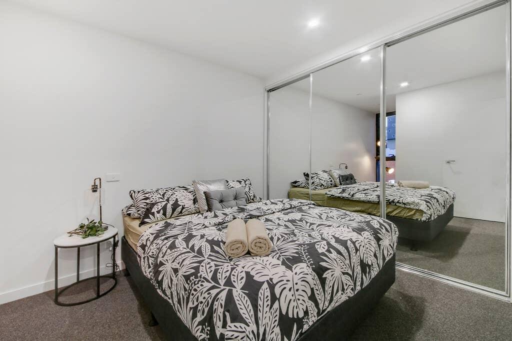 A Modern 2BR Apt, 5-min Walk To Melbourne Central - thumb 1