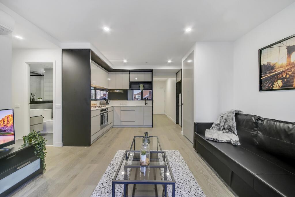 A Modern 2BR Apt, 5-min Walk To Melbourne Central - thumb 0