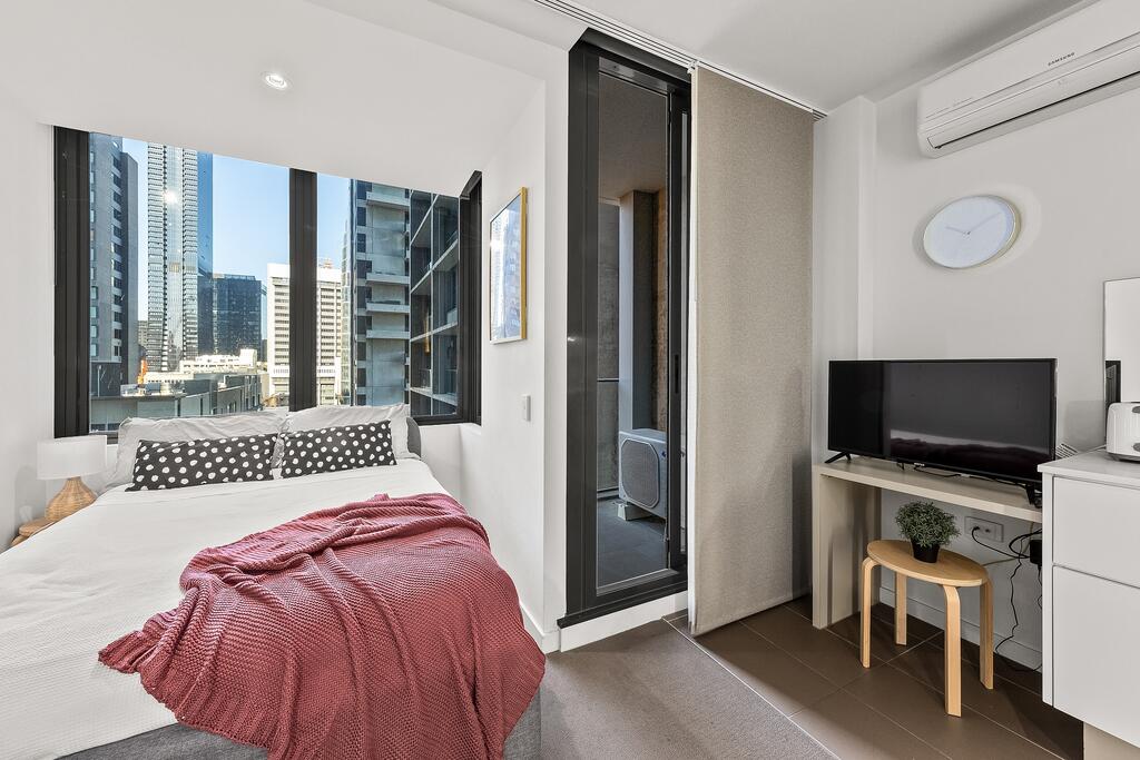 A Stylish & Comfy CBD Studio Near Southern Cross - thumb 3