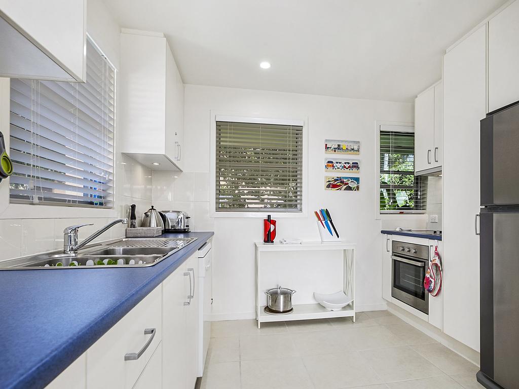 A Stylish Apartment With Noosa Views! - Unit 6 Yaringa 29 Noosa Drive - thumb 3