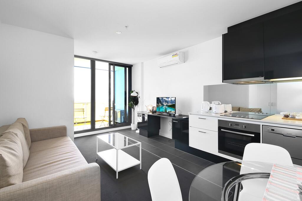 A Stylish CBD Apartment With A Stunning View - thumb 1