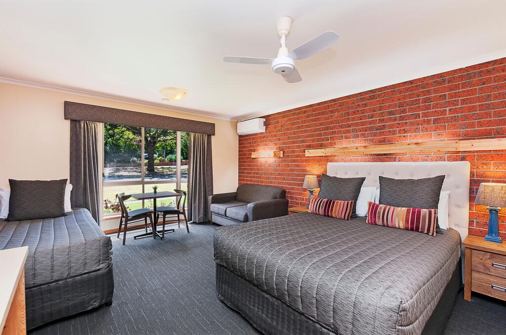 AAt 28 Goldsmith Motel - Accommodation Airlie Beach
