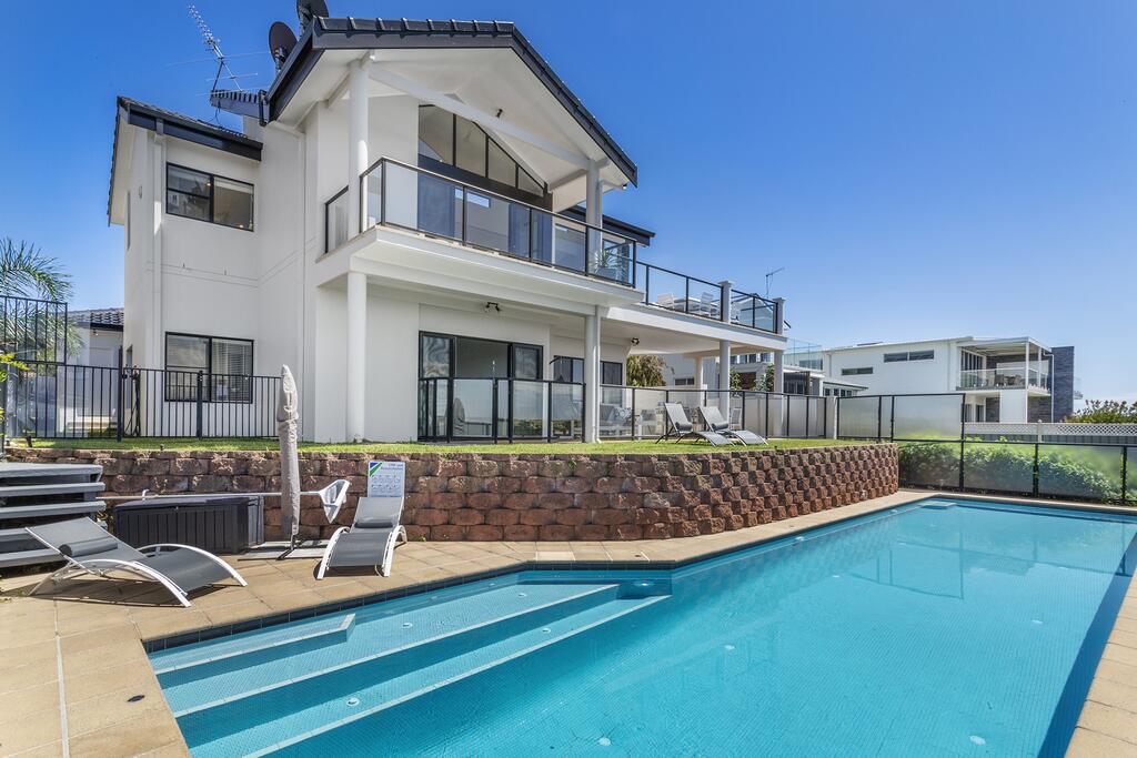 Above and Beyond - Beautiful Home with Pool - Accommodation Ballina