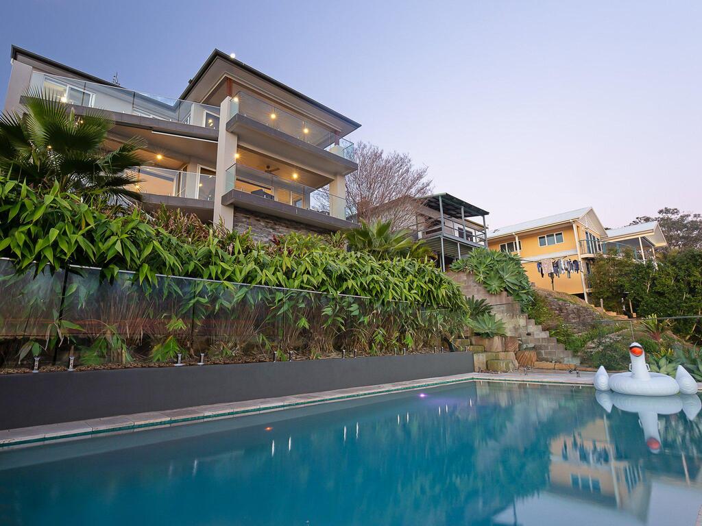 Absolute Waterfront Lakehouse Fishing Point Waterfront Pool Jetty - Accommodation Airlie Beach