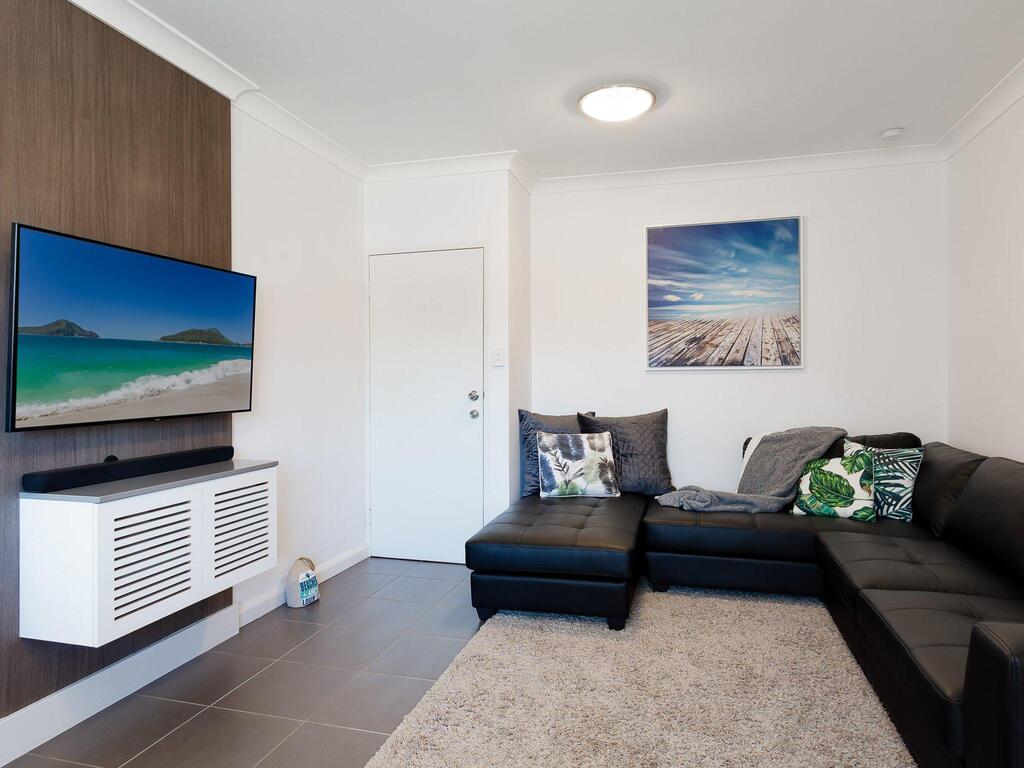 Amanda Court 2/1 Weatherly Cl - Renovated Unit With Aircon, Wifi And Close To The Beach - thumb 1