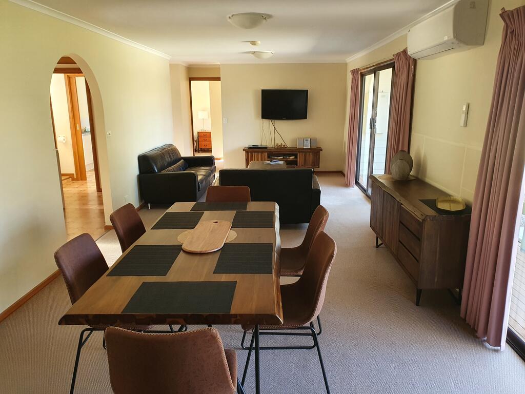 Annies Holiday Units - Accommodation Airlie Beach