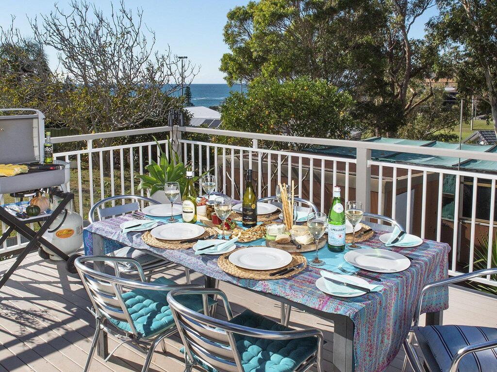 Araluen on Holden - great deck with ocean views - Accommodation Airlie Beach