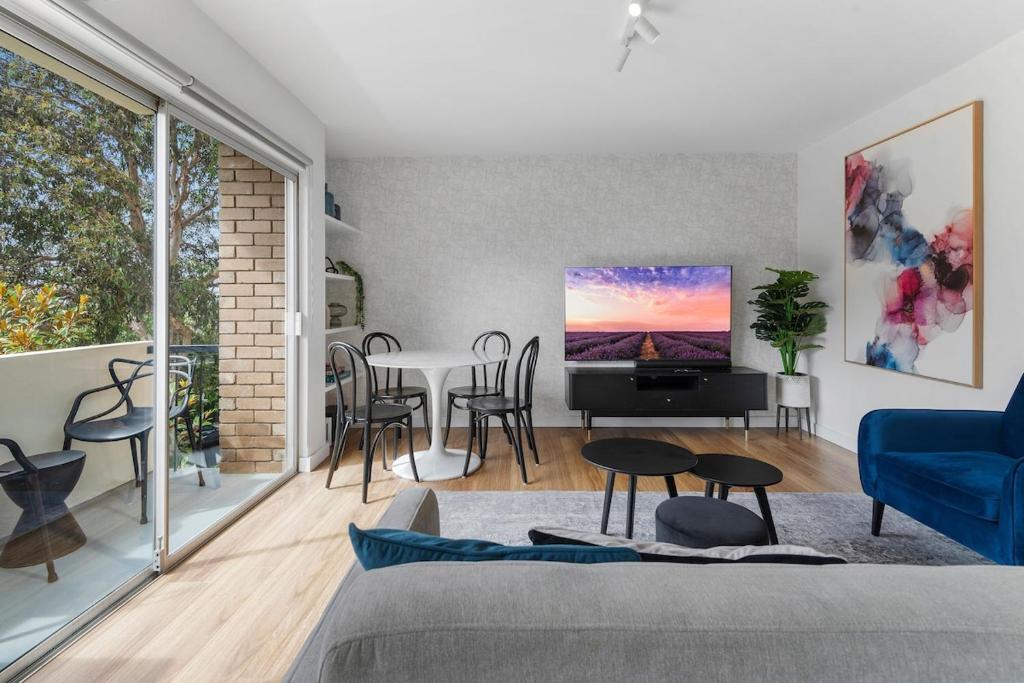 Newly Renovated South Yarra 2BR Apt With Parking
