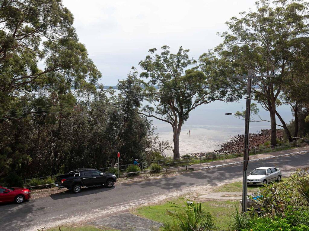 Baggies on Dutchies', 9 Burbong Street - large house with aircon, boat parking & waterviews