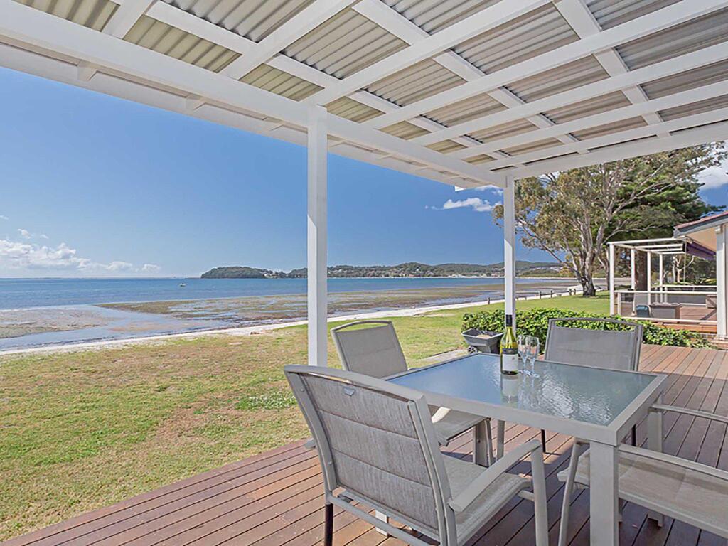 Beached Inn' 93 Foreshore Drive - Spacious beach front house - New South Wales Tourism 