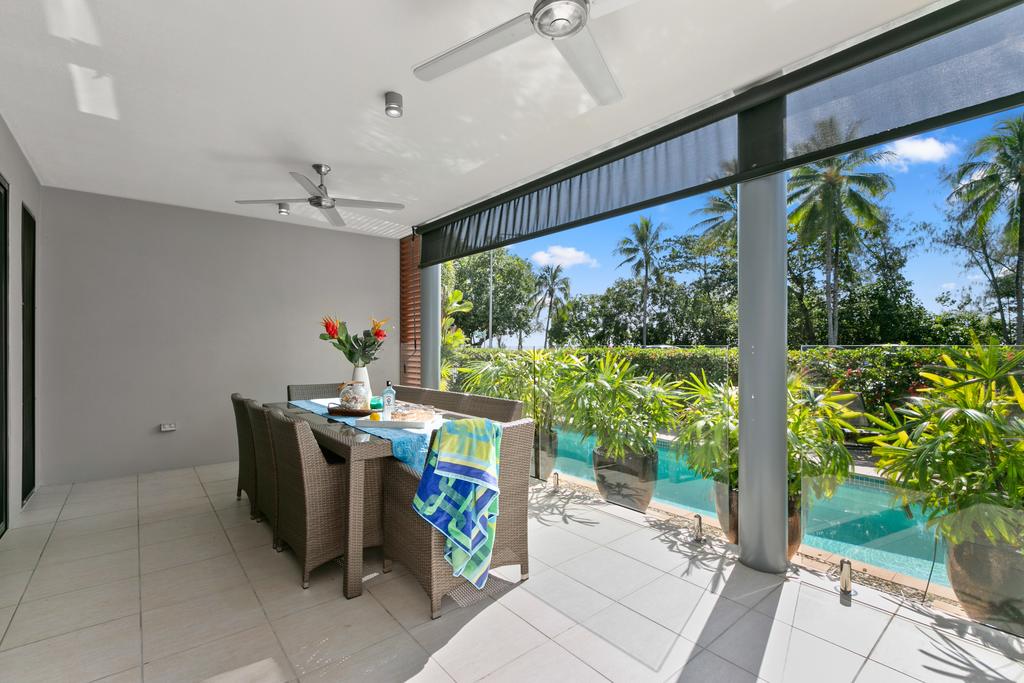 Beachfront Apartment with Ocean Views - Accommodation Airlie Beach