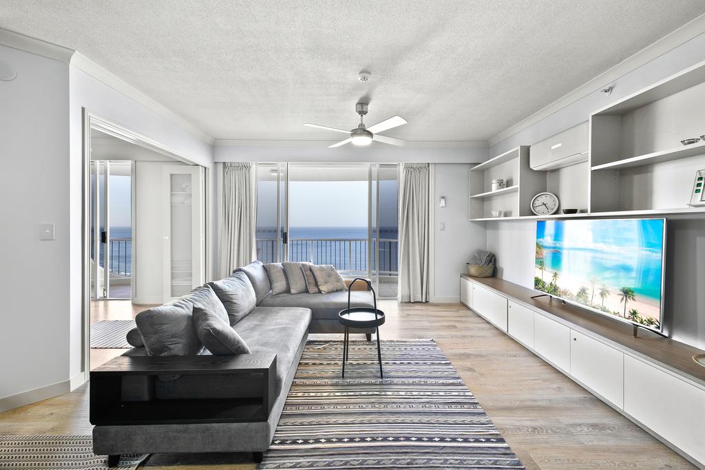 Beachfront Luxury 3 bedroom in the heart of Surfers Paradise - Ocean views plus indoor/outdoor pool