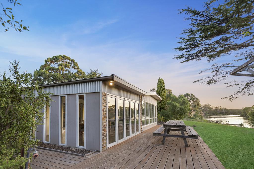 Bluff View River House - Stunning Riverfront - Accommodation Adelaide
